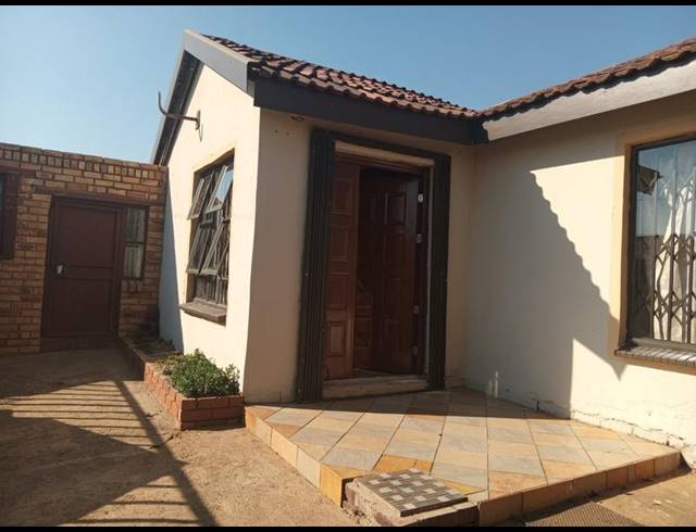 2 BEDROOM HOUSE FOR SALE IN KAGISO